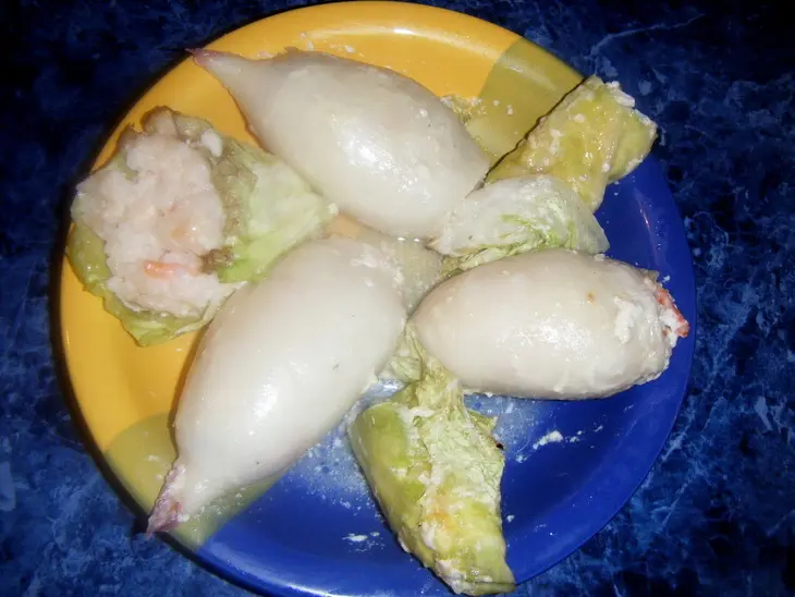 Кальмары с сёмгой,креветками и розочками из пекинской капусты: шаг 4