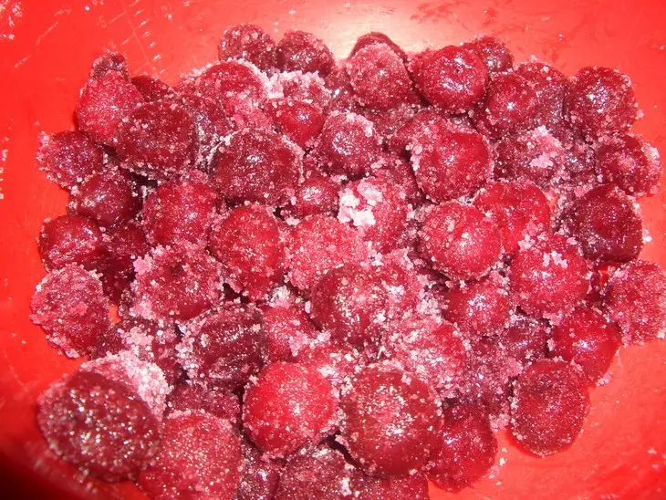 Сладкая запеканка с творогом и вишней: шаг 1