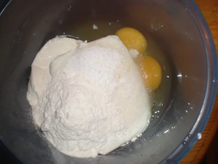 Сырники с яблоками: шаг 1