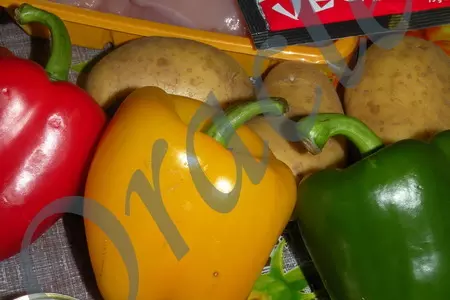 Гуляш куриный  « светофор »  с красным, желтым и зеленым перцем: шаг 1
