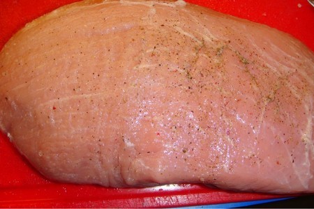 Свиной окорок с куриной печёнкой и вишней.: шаг 1