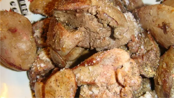 Свиной окорок с куриной печёнкой и вишней.: шаг 2