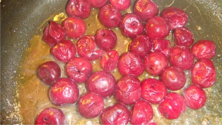 Свиной окорок с куриной печёнкой и вишней.: шаг 3