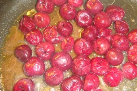 Свиной окорок с куриной печёнкой и вишней.: шаг 3