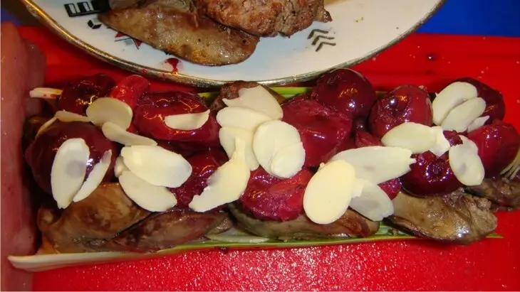 Свиной окорок с куриной печёнкой и вишней.: шаг 4