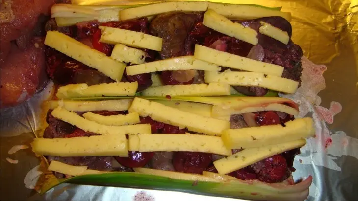 Свиной окорок с куриной печёнкой и вишней.: шаг 5