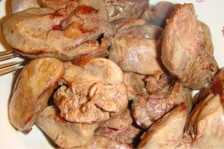 Куриная печёнка с вишней и луком пореем.: шаг 1