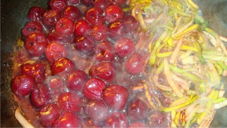Куриная печёнка с вишней и луком пореем: шаг 2