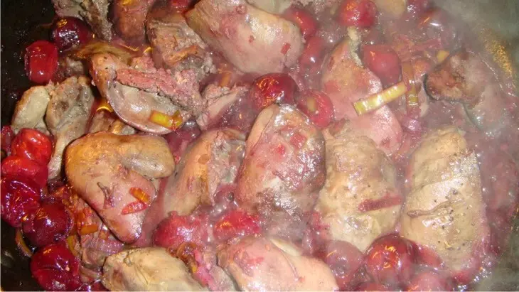 Куриная печёнка с вишней и луком пореем: шаг 3