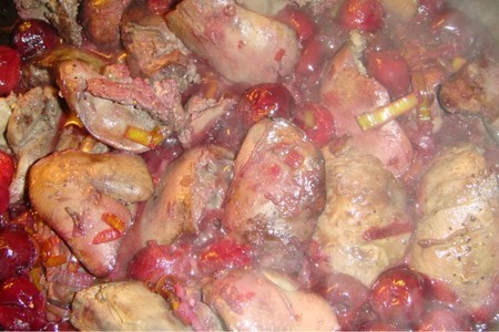 Куриная печёнка с вишней и луком пореем.: шаг 3