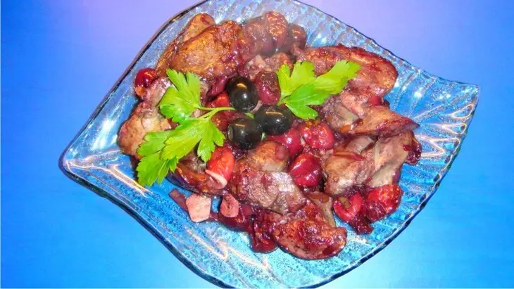 Куриная печёнка с вишней и луком пореем: шаг 4