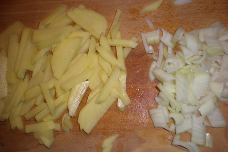 Жаренный картофель с луком: шаг 1
