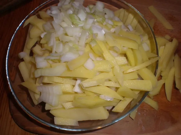 Жаренный картофель с луком: шаг 2