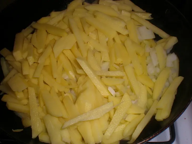 Жаренный картофель с луком: шаг 3