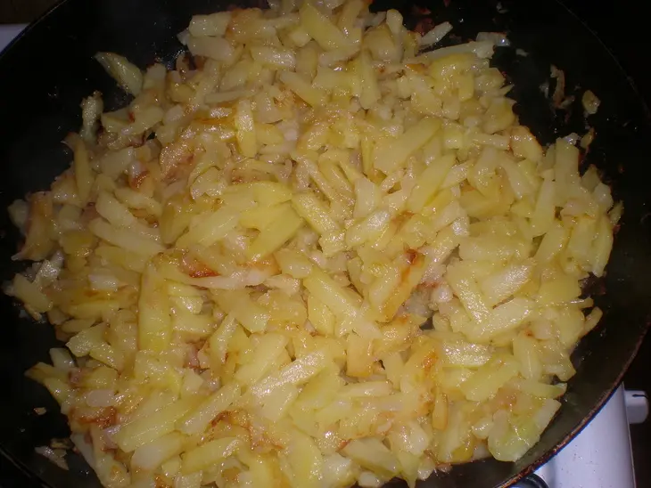 Жаренный картофель с луком: шаг 4