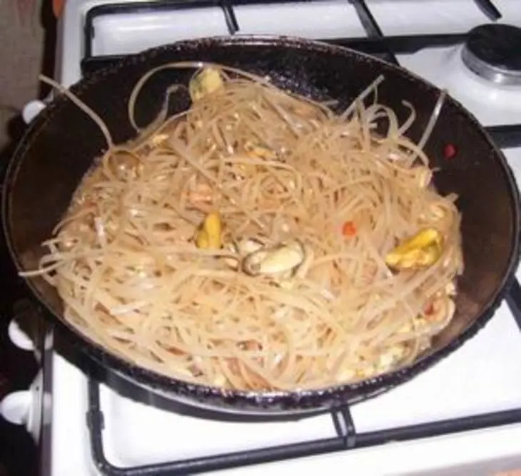 Рисовая лапша с креветками и мидиями: шаг 3