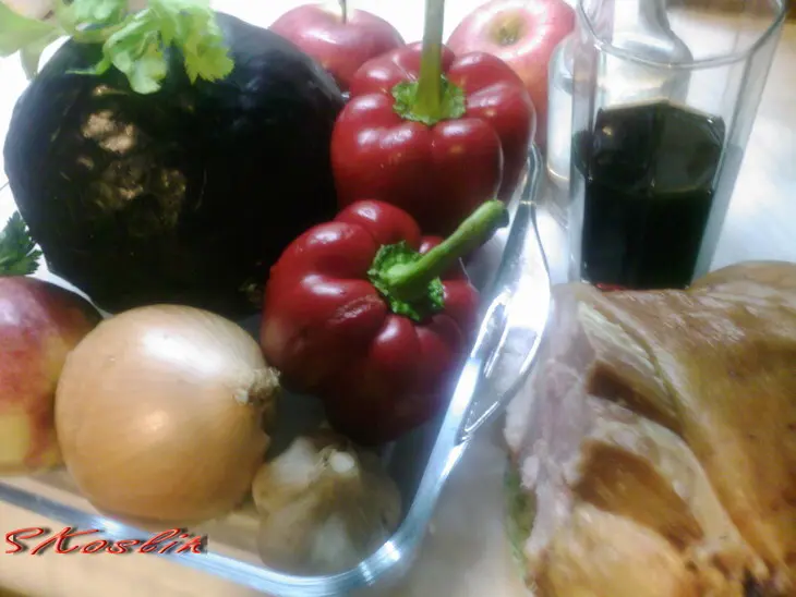 Краснокочанная капуста, красные яблоки и красные перцы, тушеные в красном вине: шаг 1