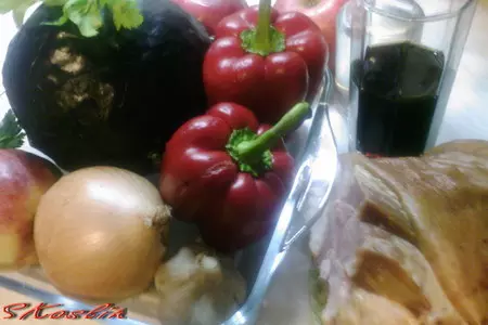Краснокочанная капуста, красные яблоки и красные перцы, тушеные в красном вине: шаг 1