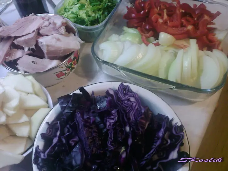 Краснокочанная капуста, красные яблоки и красные перцы, тушеные в красном вине: шаг 2