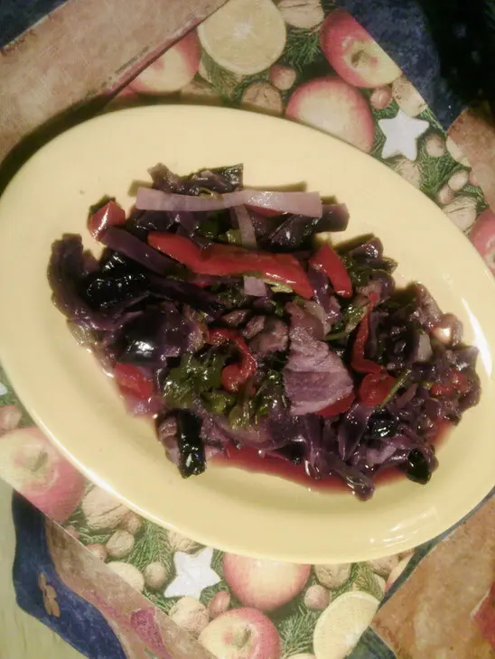 Краснокочанная капуста, красные яблоки и красные перцы, тушеные в красном вине: шаг 5
