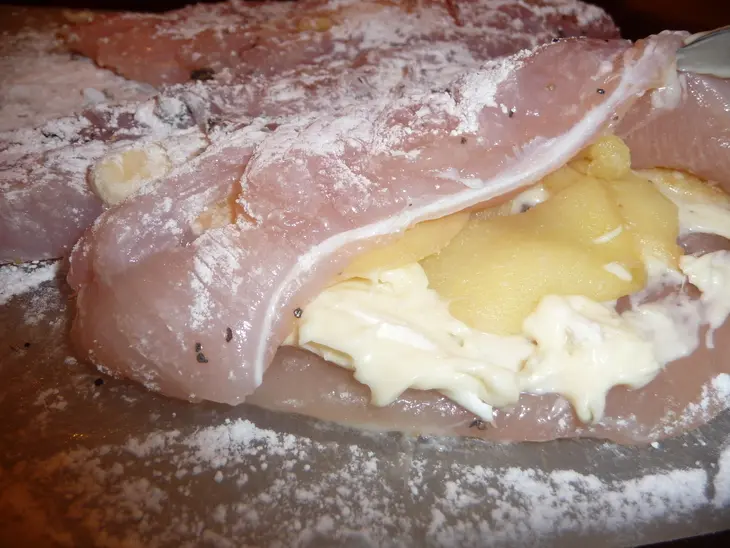 Куриная грудка с яблоком и сыром brie.: шаг 1