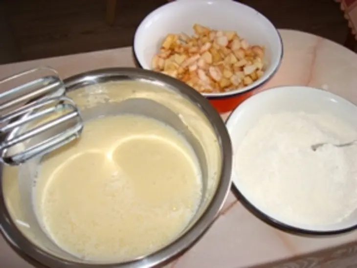 Маффины с яблоками и клюквой: шаг 2