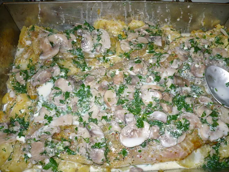 Печеные картофель с рыбой под грибным соусом: шаг 2