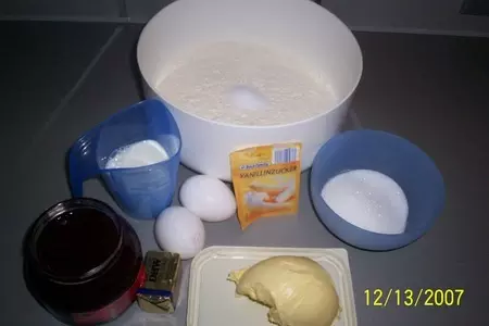 Булочки с малиновым вареньем: шаг 1