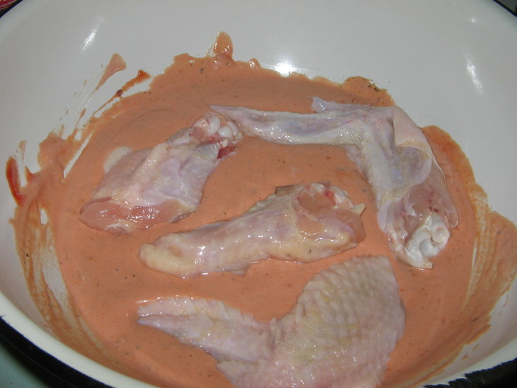 Крылышки куриные в розовом соусе.: шаг 2