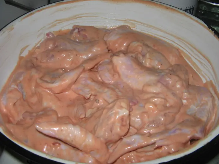 Крылышки куриные в розовом соусе.: шаг 3