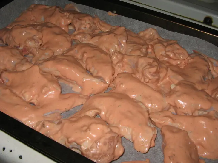 Крылышки куриные в розовом соусе.: шаг 4