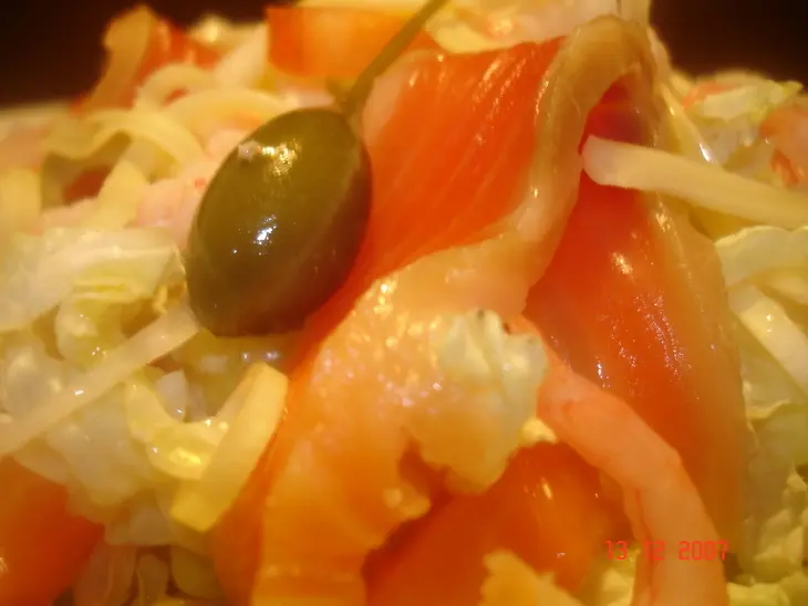 Салат из пекинской капусты с лососем и креветками: шаг 1