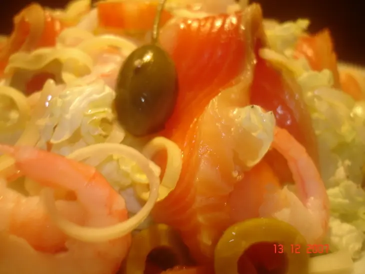 Салат из пекинской капусты с лососем и креветками: шаг 2