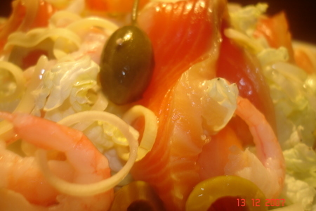 Салат из пекинской капусты с лососем и креветками: шаг 2