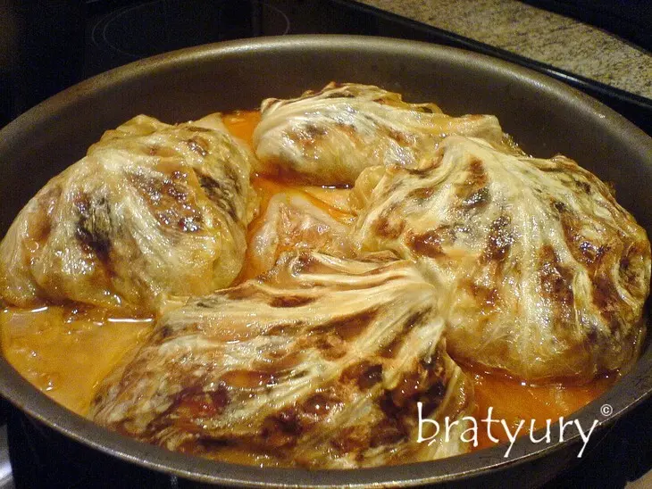 Куриные бедрышки, запечённые в листьях квашеной капусты: шаг 7
