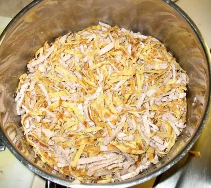Салат из капусты (с мясом и яйцами) "любимый": шаг 4