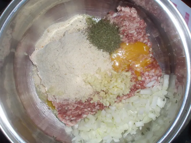 Мясной колобок с сюрпризом(не проходить мимо!!!!): шаг 2