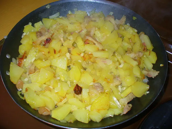 Картошка,жаренная на сале.: шаг 1
