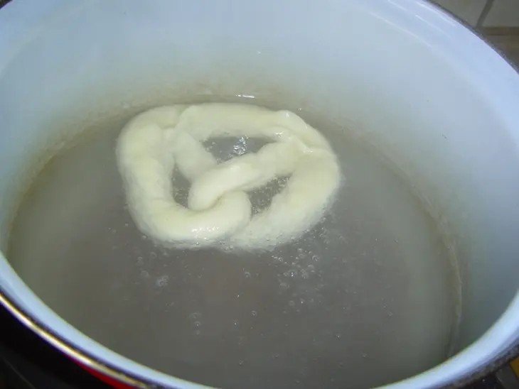 Булочки от брецелей (brezeln)-laugenbrötchen: шаг 4