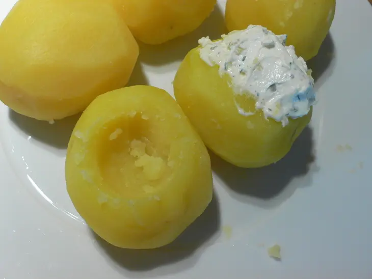 Картофель с рыбной икрой: шаг 2