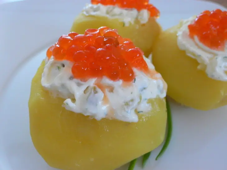 Картофель с рыбной икрой: шаг 3