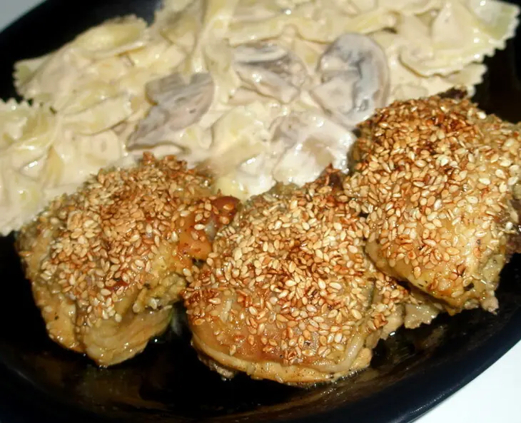 Пряные куриные бёдрышки в кунжуте на гарнир макароны-бантики в сливочно-грибном соусе: шаг 1