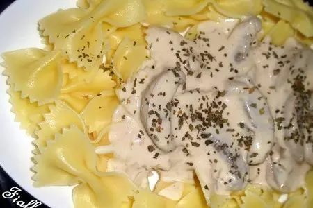 Пряные куриные бёдрышки в кунжуте на гарнир макароны-бантики в сливочно-грибном соусе: шаг 2