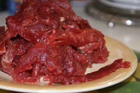 Пряный салат с говядиной, свёклой и грибами: шаг 1