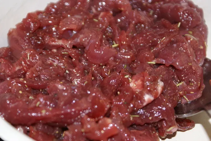 Пряный салат с говядиной, свёклой и грибами: шаг 2