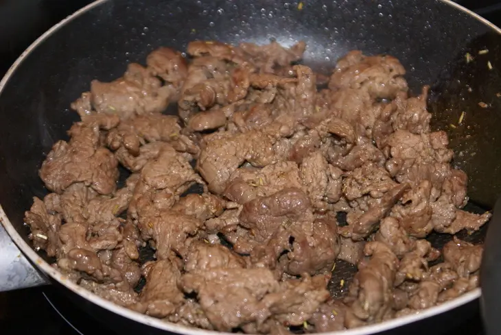Пряный салат с говядиной, свёклой и грибами: шаг 3