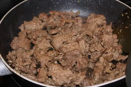 Пряный салат с говядиной, свёклой и грибами: шаг 3