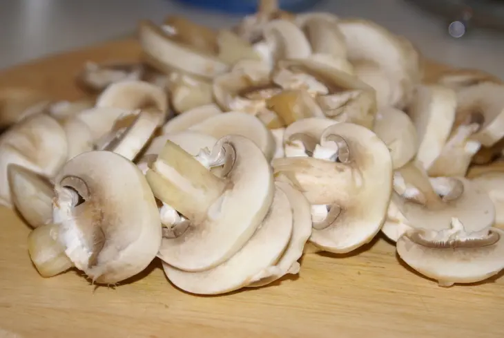 Пряный салат с говядиной, свёклой и грибами: шаг 4
