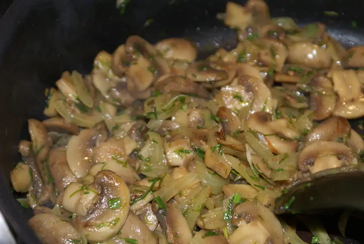 Пряный салат с говядиной, свёклой и грибами: шаг 5