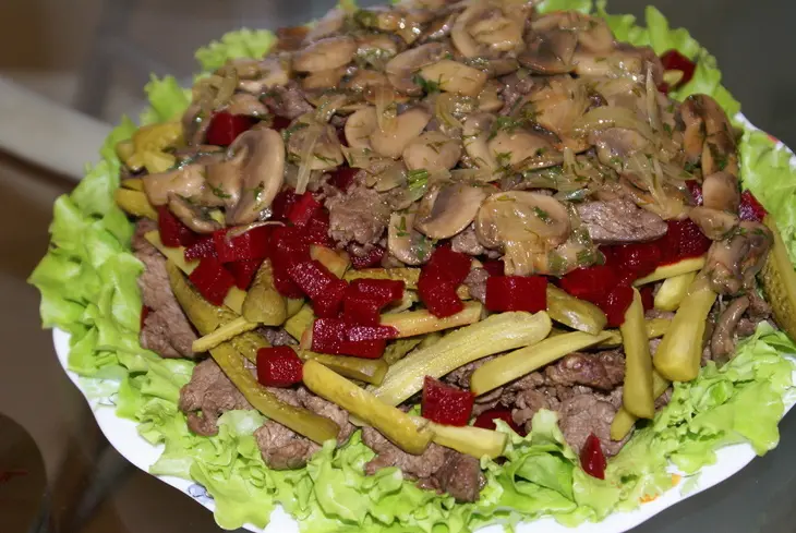 Пряный салат с говядиной, свёклой и грибами: шаг 7